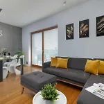 شقة Stylish With Parking & Ac In The Centre Of Near Old Town By Renters *