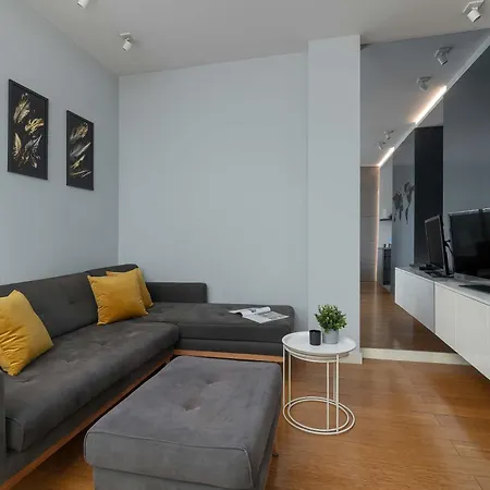 Stylish With Parking & Ac In The Centre Of Near Old Town By Renters شقة *