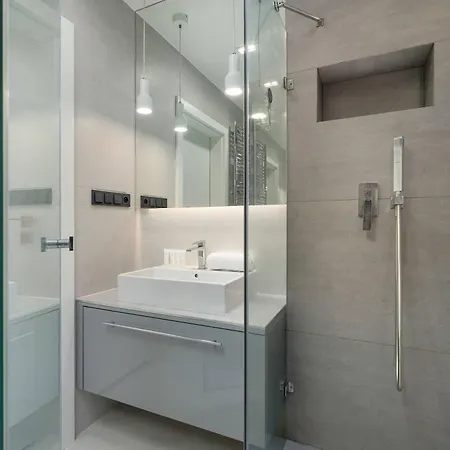 Stylish With Parking & Ac In The Centre Of Near Old Town By Renters *