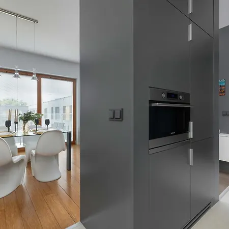 Stylish With Parking & Ac In The Centre Of By Renters Apartment