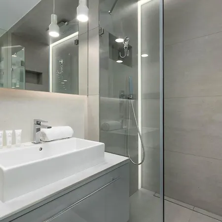 Stylish With Parking & Ac In The Centre Of By Renters
