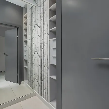 Stylish With Parking & Ac In The Centre Of By Renters Appartamento *