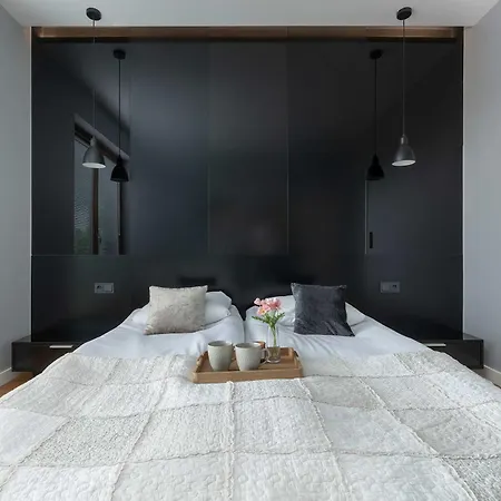 Stylish With Parking & Ac In The Centre Of By Renters Appartamento