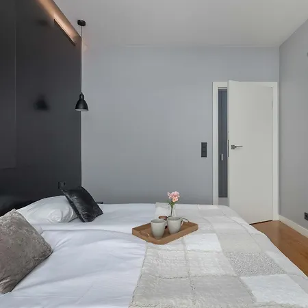 Appartamento Stylish With Parking & Ac In The Centre Of By Renters