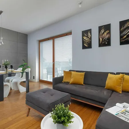 Appartamento Stylish With Parking & Ac In The Centre Of By Renters *